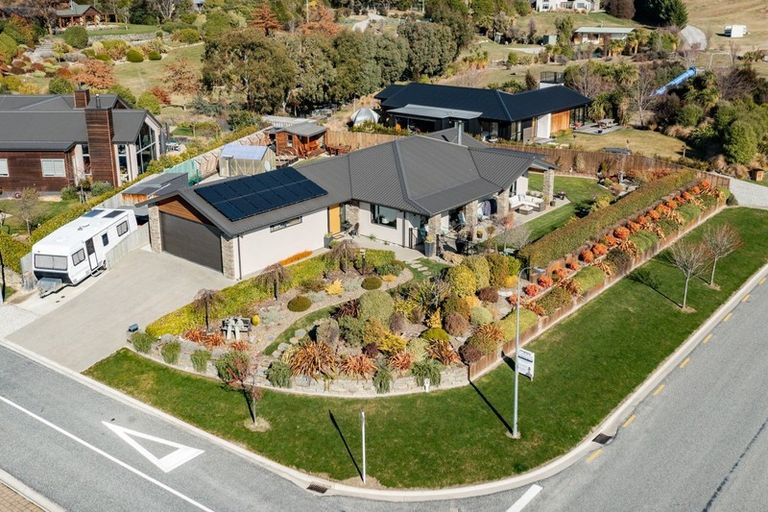 Photo of property in 2 Turnbull Crescent, Wanaka, 9305