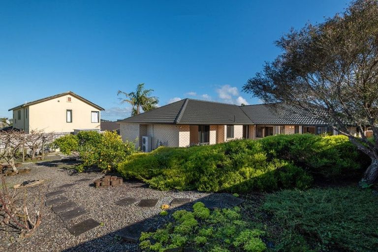 Photo of property in 17 Bundoran Way, Pinehill, Auckland, 0632