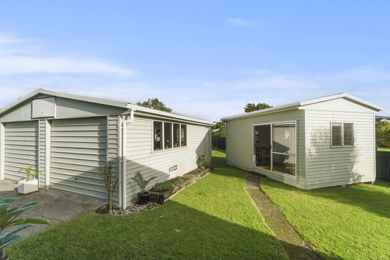 Photo of property in 38 Graham Avenue, Te Atatu Peninsula, Auckland, 0610