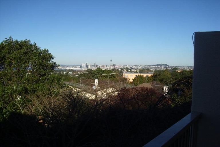 Photo of property in 2/268a Onewa Road, Birkenhead, Auckland, 0626