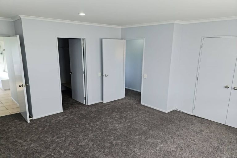 Photo of property in 1/35 Highgrove Lane, Totara Vale, Auckland, 0632