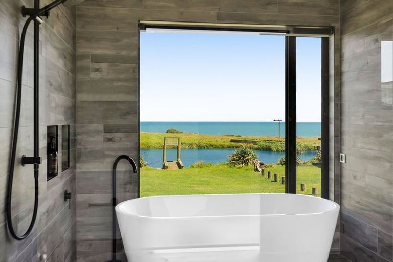 Photo of property in 21 Rosemount Road, Waverley, 4591