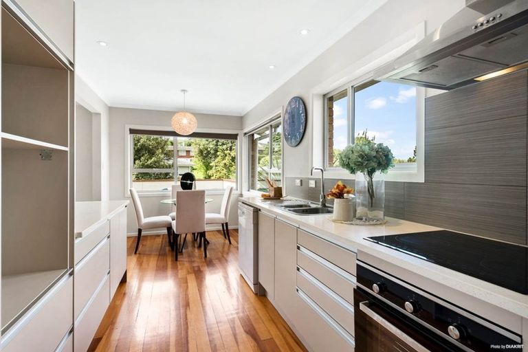 Photo of property in 19 Sovereign Place, Glenfield, Auckland, 0629