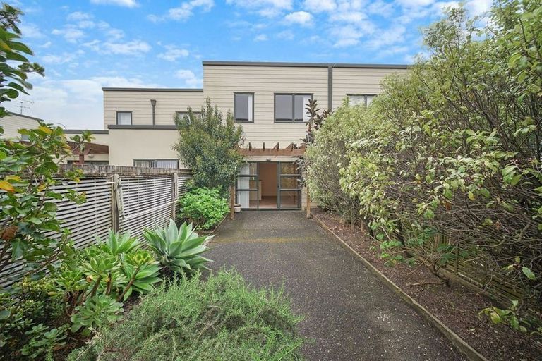 Photo of property in 2/17 Harbour View Road, Te Atatu Peninsula, Auckland, 0610