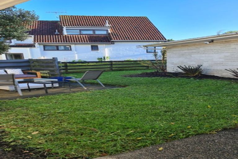 Photo of property in 3/220 East Coast Road, Forrest Hill, Auckland, 0620