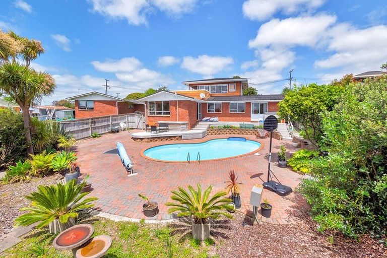 Photo of property in 23 Knights Road, Rothesay Bay, Auckland, 0630