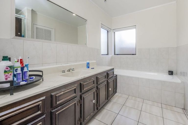 Photo of property in 136 Everglade Drive, Totara Heights, Auckland, 2105