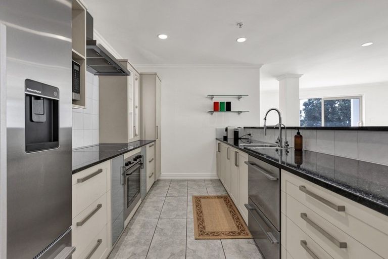 Photo of property in 1e Queen Street, New Plymouth, 4310