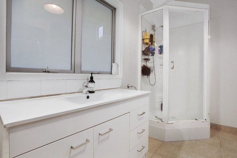 Photo of property in 2/11 Limmer Place, Browns Bay, Auckland, 0632