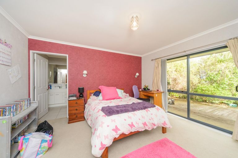 Photo of property in 114 Ruapehu Drive, Fitzherbert, Palmerston North, 4410