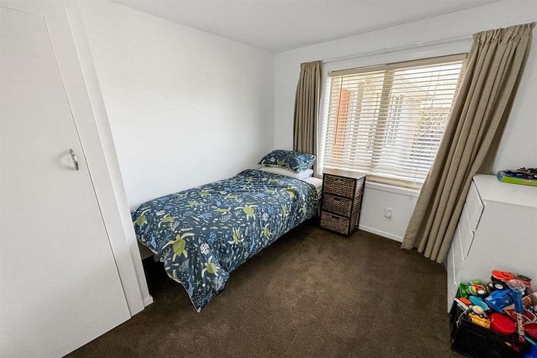 Photo of property in 35 Pinehurst Crescent, Russley, Christchurch, 8042