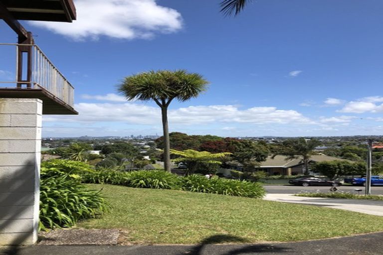 Photo of property in 1/11 Parr Terrace, Castor Bay, Auckland, 0620