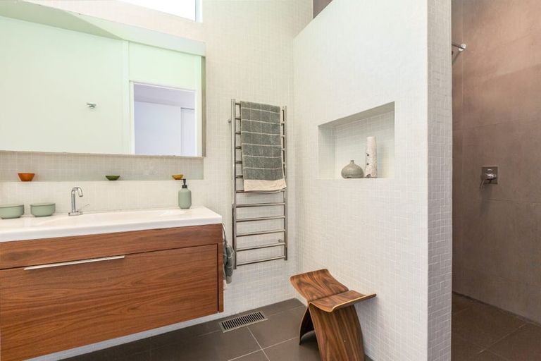 Photo of property in 4 Francis Bell Grove, Lowry Bay, Lower Hutt, 5013