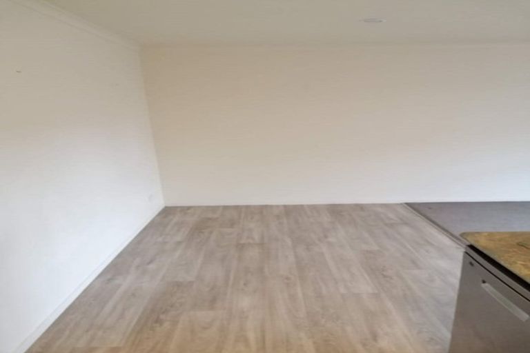 Photo of property in 3/15 Harbour View Road, Te Atatu Peninsula, Auckland, 0610