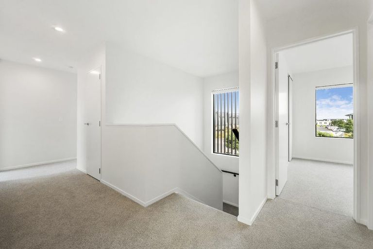 Photo of property in 2 Park Green Avenue, Rosehill, Papakura, 2113