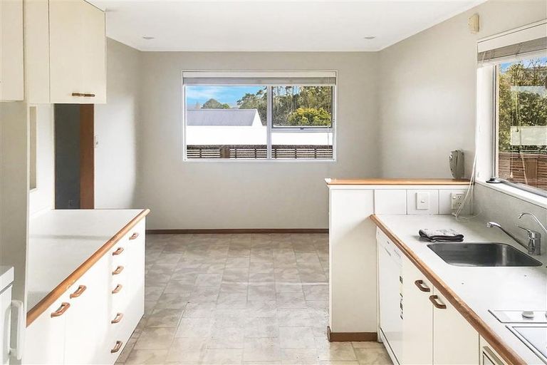 Photo of property in 21 Lavery Place, Sunnynook, Auckland, 0632
