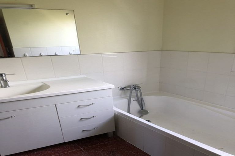 Photo of property in 2/22 Cornelian Crescent, Half Moon Bay, Auckland, 2012