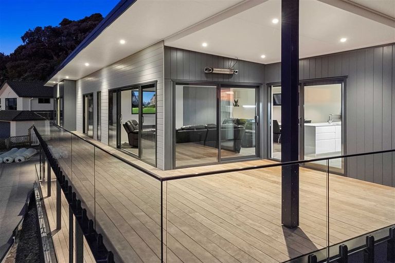 Photo of property in 95 Kakariki Grove, Waikanae, 5036