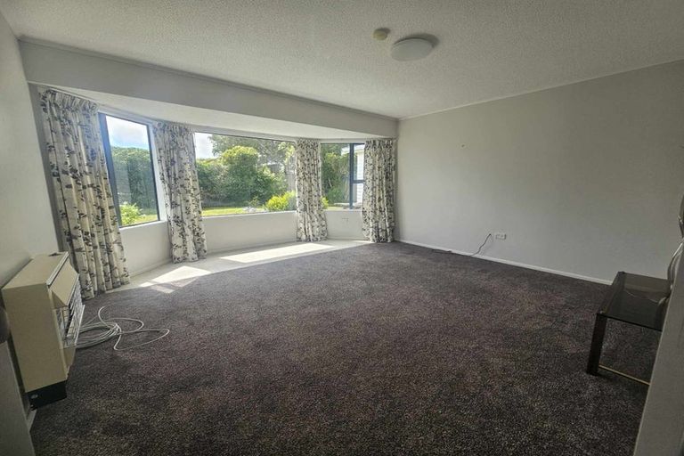 Photo of property in 3 Bayswater Place, Newlands, Wellington, 6037