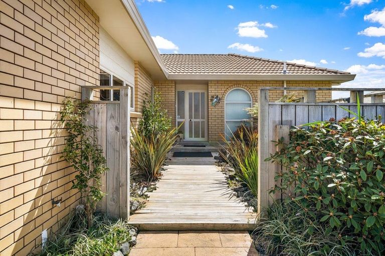 Photo of property in 39 Lakeside Drive, Orewa, 0931