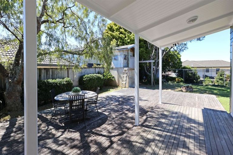 Photo of property in 4 Tasman Avenue, Henderson Valley, Auckland, 0614