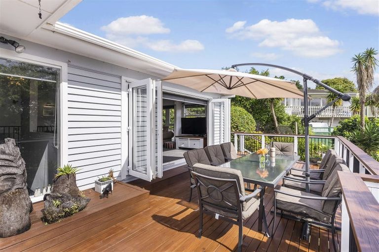 Photo of property in 76 Marine Parade, Mellons Bay, Auckland, 2014