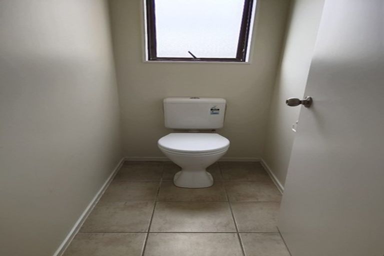 Photo of property in 25 Spalding Rise, Golflands, Auckland, 2013