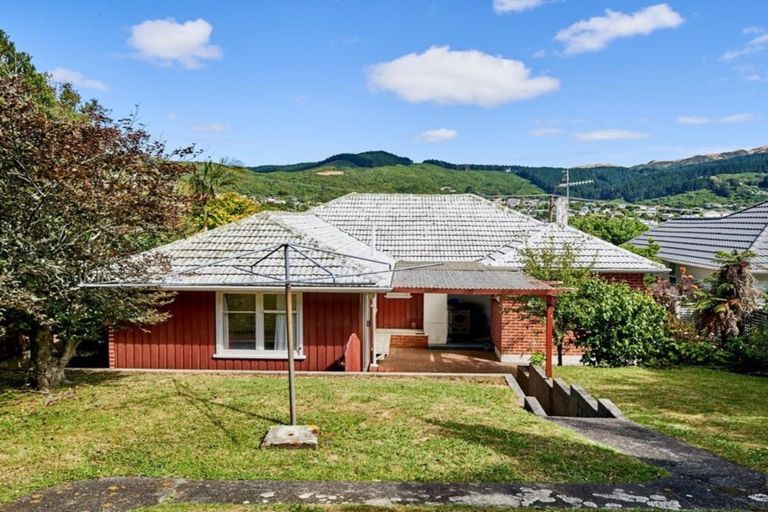 Photo of property in 73 Taylor Terrace, Tawa, Wellington, 5028