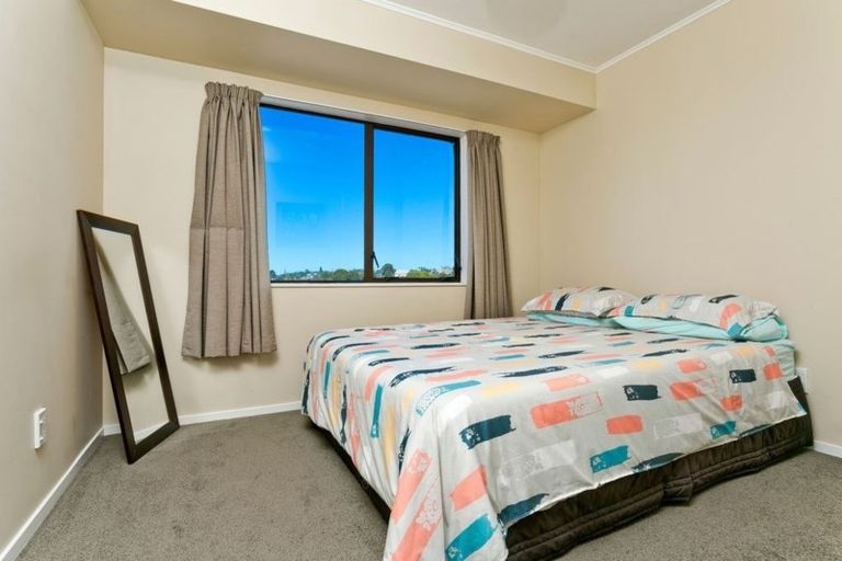 Photo of property in 2/12 Remus Place, Totara Vale, Auckland, 0629