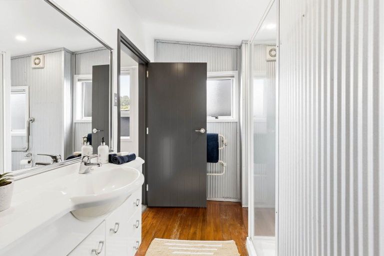 Photo of property in 40 Marine Parade, Macandrew Bay, Dunedin, 9014