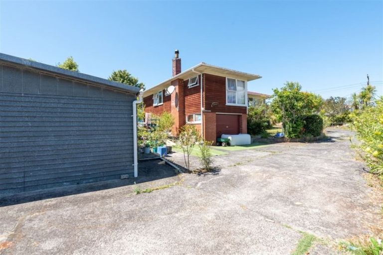 Photo of property in 17 Chilcott Road, Henderson, Auckland, 0612