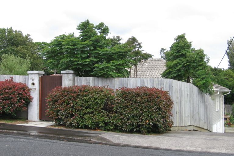 Photo of property in 2/10 Selwyn Crescent, Forrest Hill, Auckland, 0620