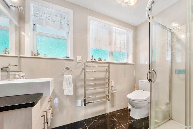 Photo of property in 15 Astley Avenue, New Lynn, Auckland, 0600