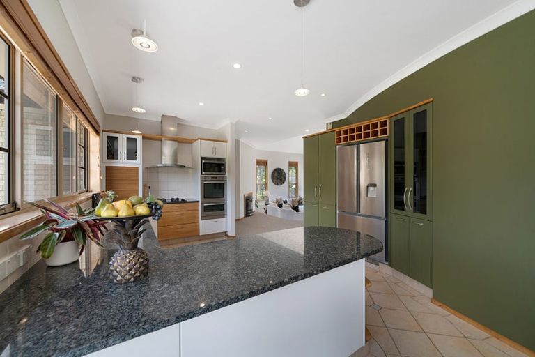 Photo of property in 3 Napuka Road, Henderson Valley, Auckland, 0612