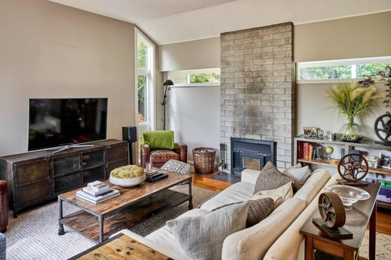 Photo of property in 47 Rona Street, Eastbourne, Lower Hutt, 5013