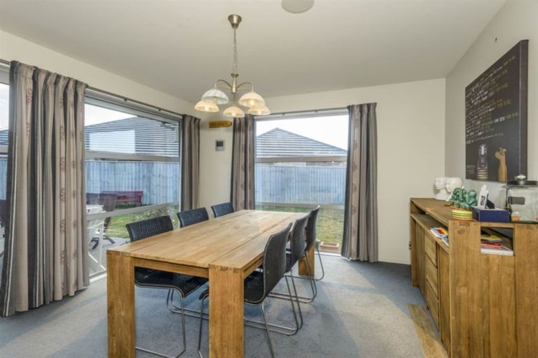 Photo of property in 15 Foresters Crescent, Parklands, Christchurch, 8083