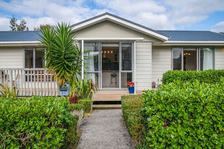 Photo of property in 37 Bradnor Meadows Drive, Swanson, Auckland, 0612