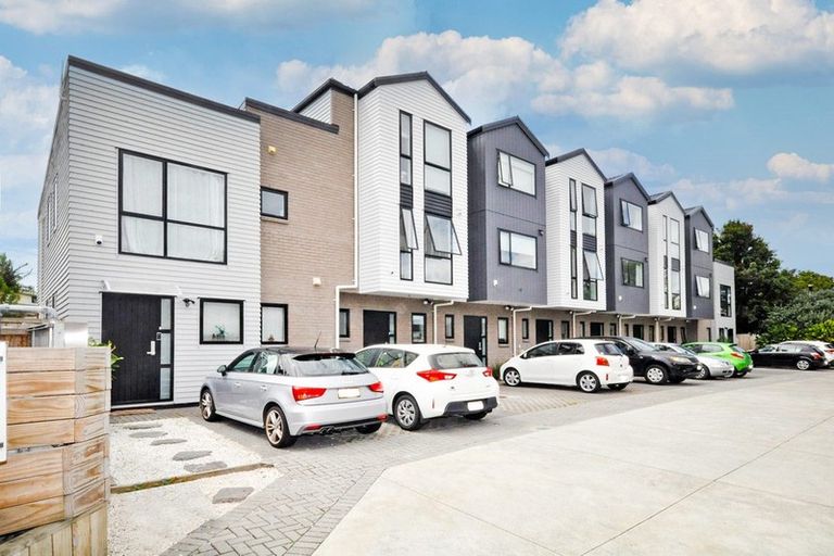 Photo of property in 5 Waru Lane, Te Atatu Peninsula, Auckland, 0610