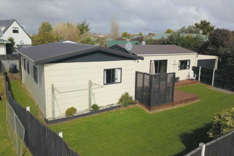 Photo of property in 83 Nash Parade, Foxton Beach, Foxton, 4815