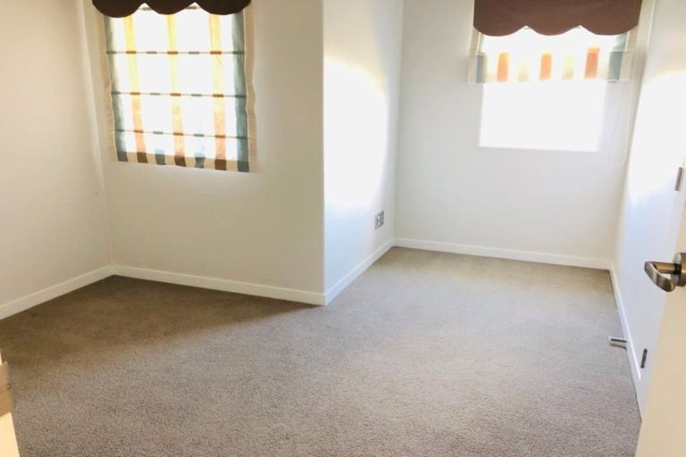 Photo of property in 24 Sohlue Place, Oteha, Auckland, 0632