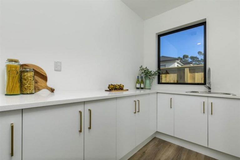 Photo of property in 14 Sauterne Road, Kumeu, 0810