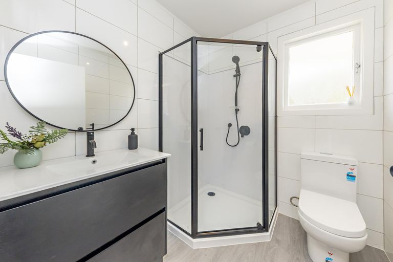 Photo of property in 6 Brouder Place, Hillpark, Auckland, 2102