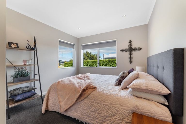 Photo of property in 12 Monaco Grove, Fitzherbert, Palmerston North, 4410