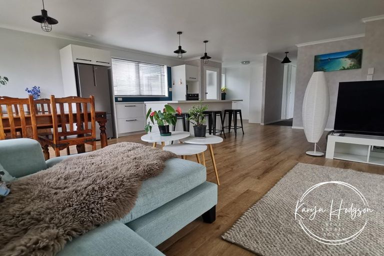 Photo of property in 9 Whaka Street, Maungaturoto, 0520