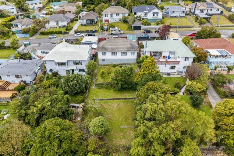 Photo of property in 12 Taylor Terrace, Tawa, Wellington, 5028