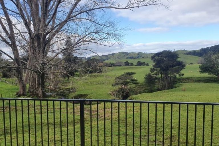 Photo of property in 60 Kawakawa-orere Road, Kawakawa Bay, Papakura, 2585