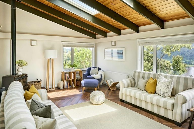 Photo of property in 16 Raynham Way, Silverstream, Upper Hutt, 5019