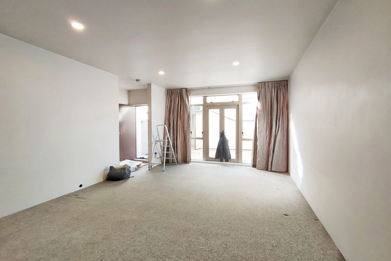 Photo of property in Henry Walton Flats, 4/2 Upper Queen Street, Auckland Central, Auckland, 1010