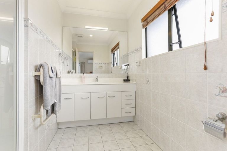 Photo of property in 8 Waimanu Bay Drive, Te Atatu Peninsula, Auckland, 0610