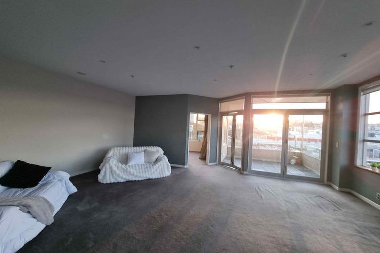 Photo of property in Grandstand Apartments, 38/80 Kent Terrace, Mount Victoria, Wellington, 6011